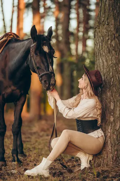 Genç ve güzel bir kadın sonbaharın başlarında atıyla ormanda yürür. Ormanda bir atla yürümek..