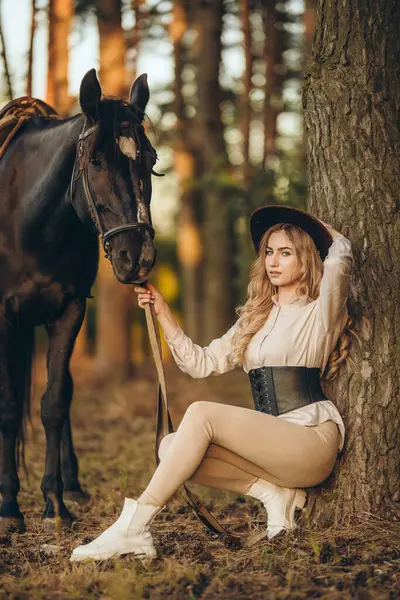 Genç ve güzel bir kadın sonbaharın başlarında atıyla ormanda yürür. Ormanda bir atla yürümek..