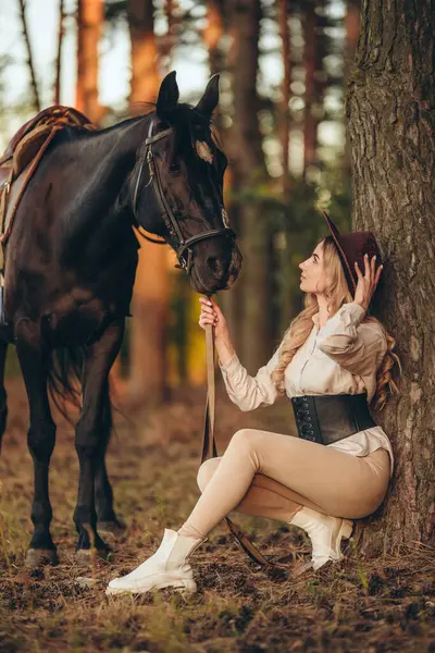 Genç ve güzel bir kadın sonbaharın başlarında atıyla ormanda yürür. Ormanda bir atla yürümek..