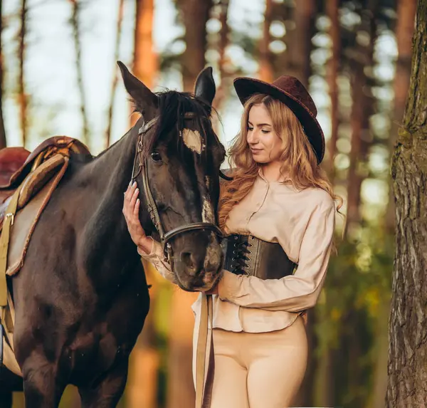 Genç ve güzel bir kadın sonbaharın başlarında atıyla ormanda yürür. Ormanda bir atla yürümek..