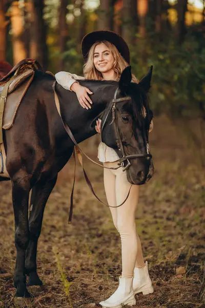 Genç ve güzel bir kadın sonbaharın başlarında atıyla ormanda yürür. Ormanda bir atla yürümek..