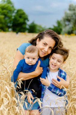 Okyanus kıyısında dikey ve geleneksel rüzgar türbinleri. Fosil yakıtlardan yenilenebilir enerjiye geçiş.