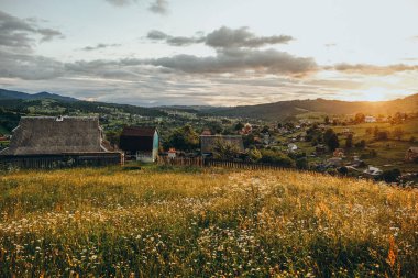 Gün batımında dağ manzarası. Güzel dağ manzarası. Yazın dağlara seyahat et..