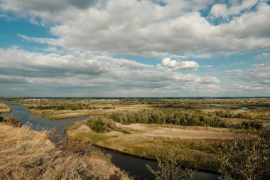 Yazın tepeden nehir vadisine nehir manzarası.