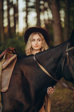 Genç ve güzel bir kadın sonbaharın başlarında atıyla ormanda yürür. Ormanda bir atla yürümek..