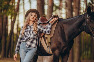 Genç ve güzel bir kadın sonbaharın başlarında atıyla ormanda yürür. Ormanda bir atla yürümek..