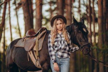 Genç ve güzel bir kadın sonbaharın başlarında atıyla ormanda yürür. Ormanda bir atla yürümek..