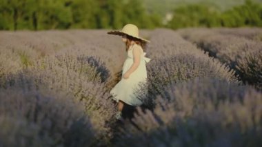 Yazın çiçek açan lavanta tarlasında yürüyüş yapan Down sendromlu küçük tatlı bir kız..