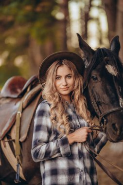 Genç ve güzel bir kadın sonbaharın başlarında atıyla ormanda yürür. Ormanda bir atla yürümek..