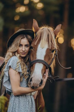 Genç ve güzel bir kadın sonbaharın başlarında atıyla ormanda yürür. Ormanda bir atla yürümek..