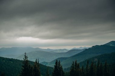 Dağ baharı manzarası. Hava bulutlu. Gökyüzü kara bulutlarla kaplıdır. Baharda güzel dağ manzarası.