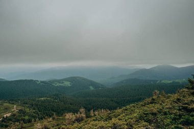 Dağ baharı manzarası. Hava bulutlu. Gökyüzü kara bulutlarla kaplıdır. Baharda güzel dağ manzarası.
