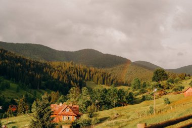 Gün batımında dağ manzarası. Güzel dağ manzarası. Yazın dağlara seyahat et..