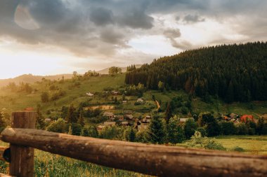 Gün batımında dağ manzarası. Güzel dağ manzarası. Yazın dağlara seyahat et..