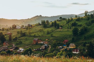 Gün batımında dağ manzarası. Güzel dağ manzarası. Yazın dağlara seyahat et..
