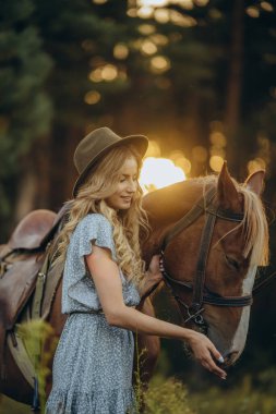 Genç ve güzel bir kadın sonbaharın başlarında atıyla ormanda yürür. Ormanda bir atla yürümek..