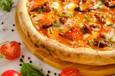 İştah açıcı, taze pizza masada. İtalyan restoranından yemek. Pizza pişiriyorum. Pizza malzemeleri. Arkadaşlarla akşam yemeği..