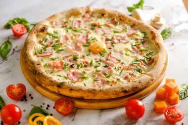 İştah açıcı, taze pizza masada. İtalyan restoranından yemek. Pizza pişiriyorum. Pizza malzemeleri. Arkadaşlarla akşam yemeği..