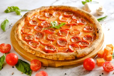 İştah açıcı, taze pizza masada. İtalyan restoranından yemek. Pizza pişiriyorum. Pizza malzemeleri. Arkadaşlarla akşam yemeği..
