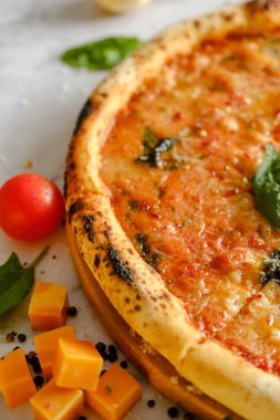 İştah açıcı, taze pizza masada. İtalyan restoranından yemek. Pizza pişiriyorum. Pizza malzemeleri. Arkadaşlarla akşam yemeği..