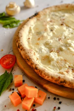 İştah açıcı, taze pizza masada. İtalyan restoranından yemek. Pizza pişiriyorum. Pizza malzemeleri. Arkadaşlarla akşam yemeği..