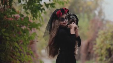 Genç kız Cadılar Bayramı için hazırlandı. Cadılar Bayramı için güzel kıyafet ve makyaj. Cadılar Bayramı arifesinde.