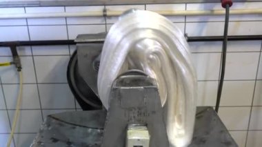 Akide Sekeri üretim fabrikası. Akide Sekeri 'nin gıda endüstrisi için bir fabrikada üretilmesi. Akide, meşhur Türk şekeri. 4K video çekimi.