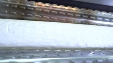 Akide Sekeri üretim fabrikası. Akide Sekeri 'nin gıda endüstrisi için bir fabrikada üretilmesi. Akide, meşhur Türk şekeri. 4K video çekimi.