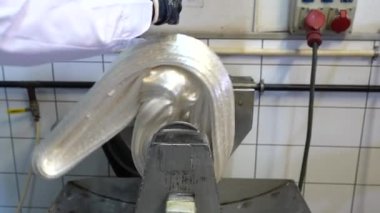 Akide Sekeri üretim fabrikası. Akide Sekeri 'nin gıda endüstrisi için bir fabrikada üretilmesi. Akide, meşhur Türk şekeri. 4K video çekimi.