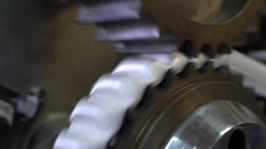 Akide Sekeri üretim fabrikası. Akide Sekeri 'nin gıda endüstrisi için bir fabrikada üretilmesi. Akide, meşhur Türk şekeri. 4K video çekimi.