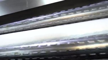 Akide Sekeri üretim fabrikası. Akide Sekeri 'nin gıda endüstrisi için bir fabrikada üretilmesi. Akide, meşhur Türk şekeri. 4K video çekimi.