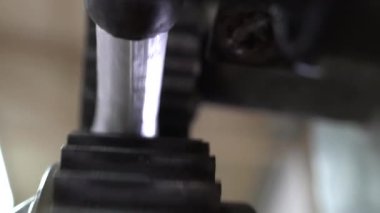 Akide Sekeri üretim fabrikası. Akide Sekeri 'nin gıda endüstrisi için bir fabrikada üretilmesi. Akide, meşhur Türk şekeri. 4K video çekimi.