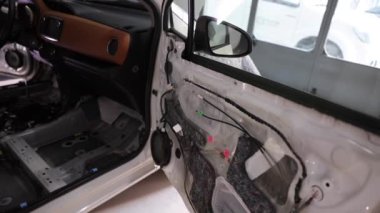 Araba ses yalıtımı. Gürültü azaltma işlemi. Adam ses geçirmez araba. Arabadaki adam ses geçirmez, ses geçirmez, araba tamircisi.. 