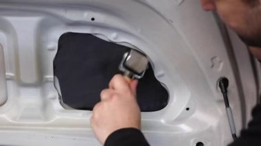 Araba ses yalıtımı. Gürültü azaltma işlemi. Adam ses geçirmez araba. Arabadaki adam ses geçirmez, ses geçirmez, araba tamircisi.. 