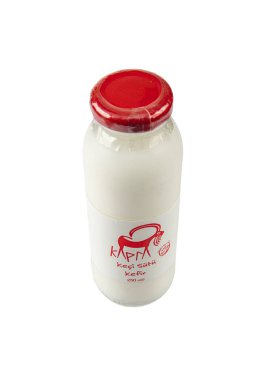 İstanbul, Türkiye - 01 Kasım 2022: Kapra marka kefir marka kefir, beyaz zemin üzerinde 250 mililitre cam şişe.