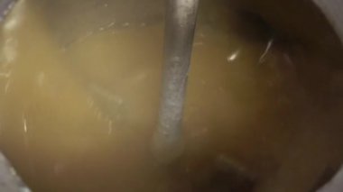 Türk lokum fabrikasında bir makinenin üzerinde duran Türk lezzeti videosu. Şekerleme fabrikası, Türk lokumu atölyesi üretimi. 