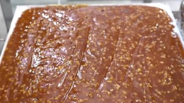 Türk lokum fabrikasında bir makinenin üzerinde duran Türk lezzeti videosu. Şekerleme fabrikası, Türk lokumu atölyesi üretimi. 