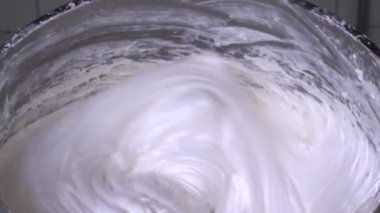 Türk lokum fabrikasında bir makinenin üzerinde duran Türk lezzeti videosu. Şekerleme fabrikası, Türk lokumu atölyesi üretimi. 