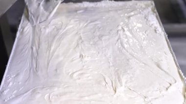 Türk lokum fabrikasında bir makinenin üzerinde duran Türk lezzeti videosu. Şekerleme fabrikası, Türk lokumu atölyesi üretimi. 