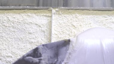 Türk lokum fabrikasında bir makinenin üzerinde duran Türk lezzeti videosu. Şekerleme fabrikası, Türk lokumu atölyesi üretimi. 