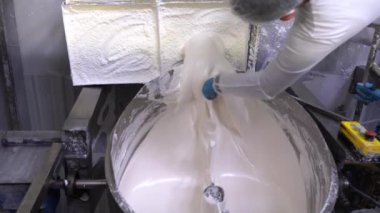 Türk lokum fabrikasında bir makinenin üzerinde duran Türk lezzeti videosu. Şekerleme fabrikası, Türk lokumu atölyesi üretimi. 