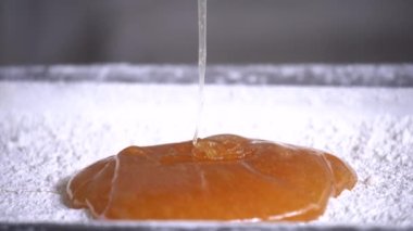 Türk lokum fabrikasında bir makinenin üzerinde duran Türk lezzeti videosu. Şekerleme fabrikası, Türk lokumu atölyesi üretimi. 