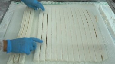 Türk Lokumu 'nun karelerini doğrayan otomatikleştirilmiş fabrika makinesinin görüntüsü. Şekerleme fabrikası, Türk Lokum Atölyesi Üretimi.