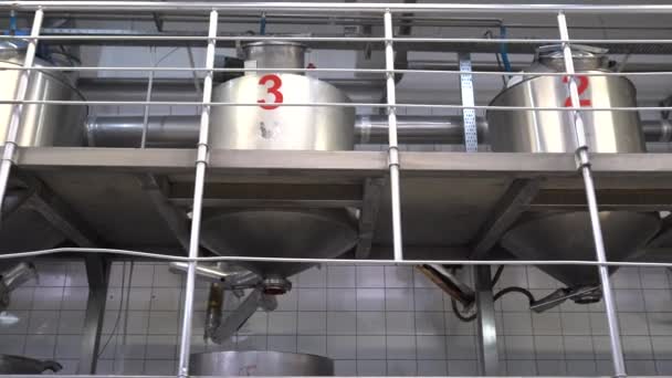 一个土耳其欢乐工厂的机器上站着土耳其喜悦的视频 糖果厂 车间生产土耳其风味食品 — 图库视频影像