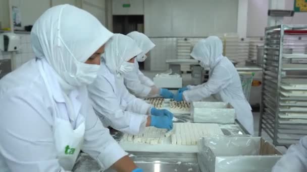 View Automated Factory Machine Slicing Squares Turkish Delight Confectionery Factory — Stock Video