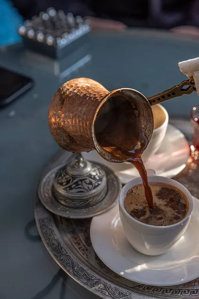 Kızarmış Türk Kahvesi Masanın Üzerine Sıcak Kahve Dökülüyor — Stok fotoğraf