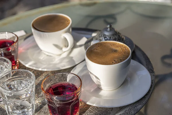 Kızarmış Türk Kahvesi Masanın Üzerine Sıcak Kahve Dökülüyor — Stok fotoğraf