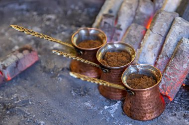 Közle pişirilmiş Türk kahvesi. Sokak satıcısı közde Türk kahvesi pişiriyor. Geleneksel çömlek ve Türk kahve fincanları kullanılır. Kastamonu 'nun Safranbolu bölgesinde bir kafede vuruldu.