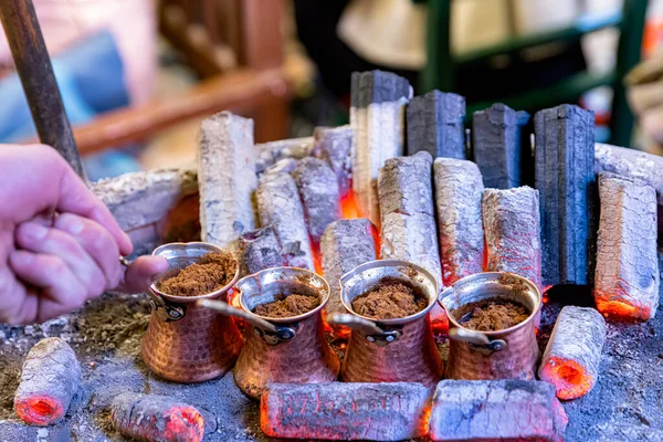Turecka Kawa Gotowana Żar Sprzedawca Uliczny Gotuje Turecką Kawę Żar — Zdjęcie stockowe