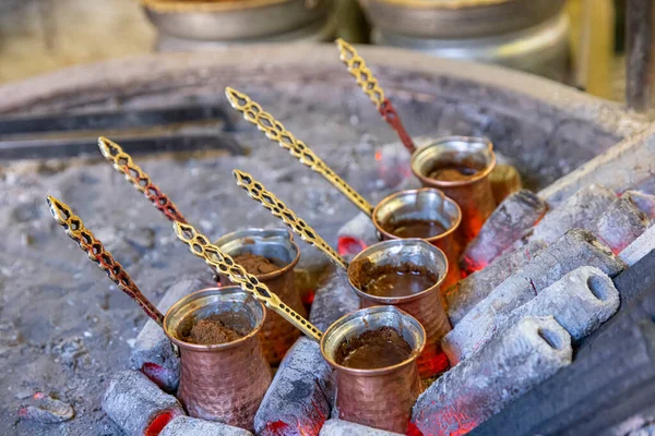 Türkischer Kaffee Gekocht Auf Glut Straßenverkäufer Kocht Türkischen Kaffee Auf — Stockfoto